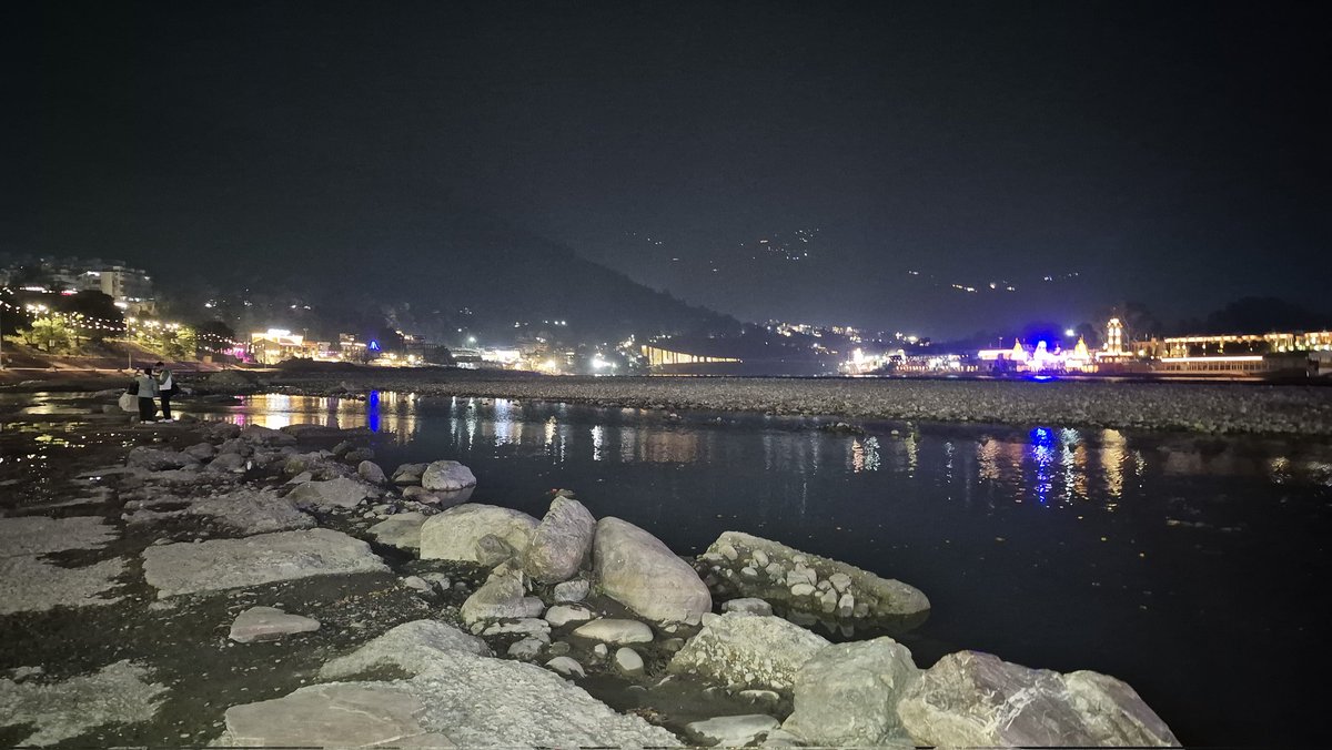 saurabhsingh28_'s tweet image. उस जल में सदियों की प्रार्थनाएँ घुली हैं- कुछ अधूरी, कुछ मौन, कुछ शब्दों से परे। गंगा उन्हें सही-गलत में नहीं तौलती, बस अपने भीतर समा लेती है। शायद ईश्वर भी ऐसा ही करता है हमारे टूटे हुए भाव, हमारे प्रश्न, हमारे अपराध, सबको बिना निर्णय के स्वीकार कर लेता है।