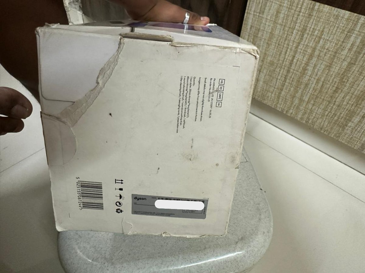 smeet_gada's tweet photo. @consaff @jagograhakjago @deepigoyal @zomato @blinkitcare @Dyson Look at the condition of the box received https://t.co/d6jBspasqy