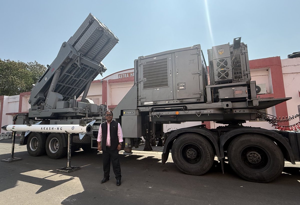 whole Akash-NG system looks dope ngl. But the Army variant is more compact  if we talk abt the launcher.