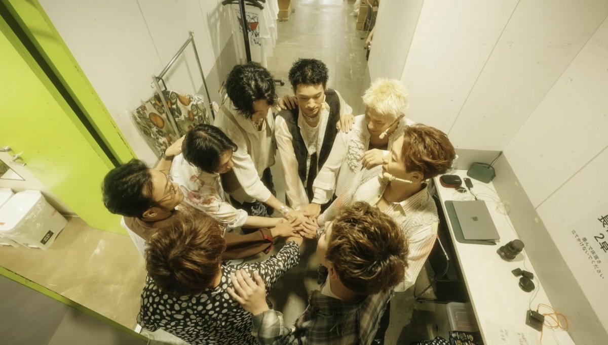 stkgz_official's tweet photo. 📢 LIVE Blu-ray発売決定！
本日【1/23（金）12:00】より予約受付スタート！！

全国8都市ツアー「s**p」＆日本武道館2DAYSライブ「LANDING」を収録したLIVE Blu-ray BOXが発売決定🔥

「s**p」〈10/10東京公演〉&「LANDING」〈11/1公演〉を完全収録！
さらに、200分超の特典映像を含む豪華3枚組！

🗓発売日：2026/3/29（日）
💰12,500円（税込）

🔗 https://t.co/pCem8bSMXq

#シッキンシップ #シッキン武道館 #シッキン #シットキングス #stkgz