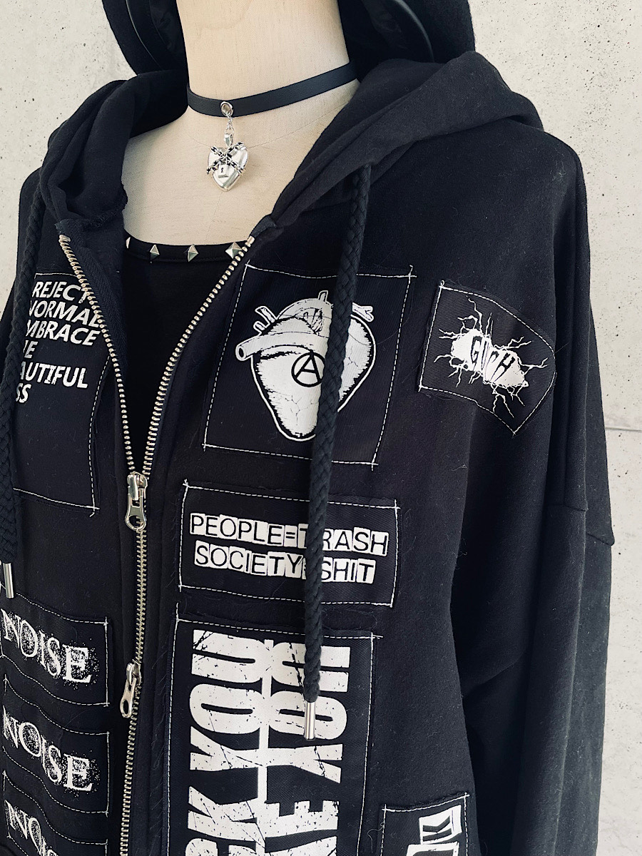 hellcatpunks's tweet image. ♠︎NEW ITEM♠︎
男女問わず着用可能な「HUNDREDCLUB」のフーディー
パンキッシュなデザインのパッチが目をひくアイテム☆
裏起毛で暖かく肌触りも◎
着こなしの幅が広がるWジップです

★パンクパッチフーディー
hellcatpunks.com/i/HRC-PK0004