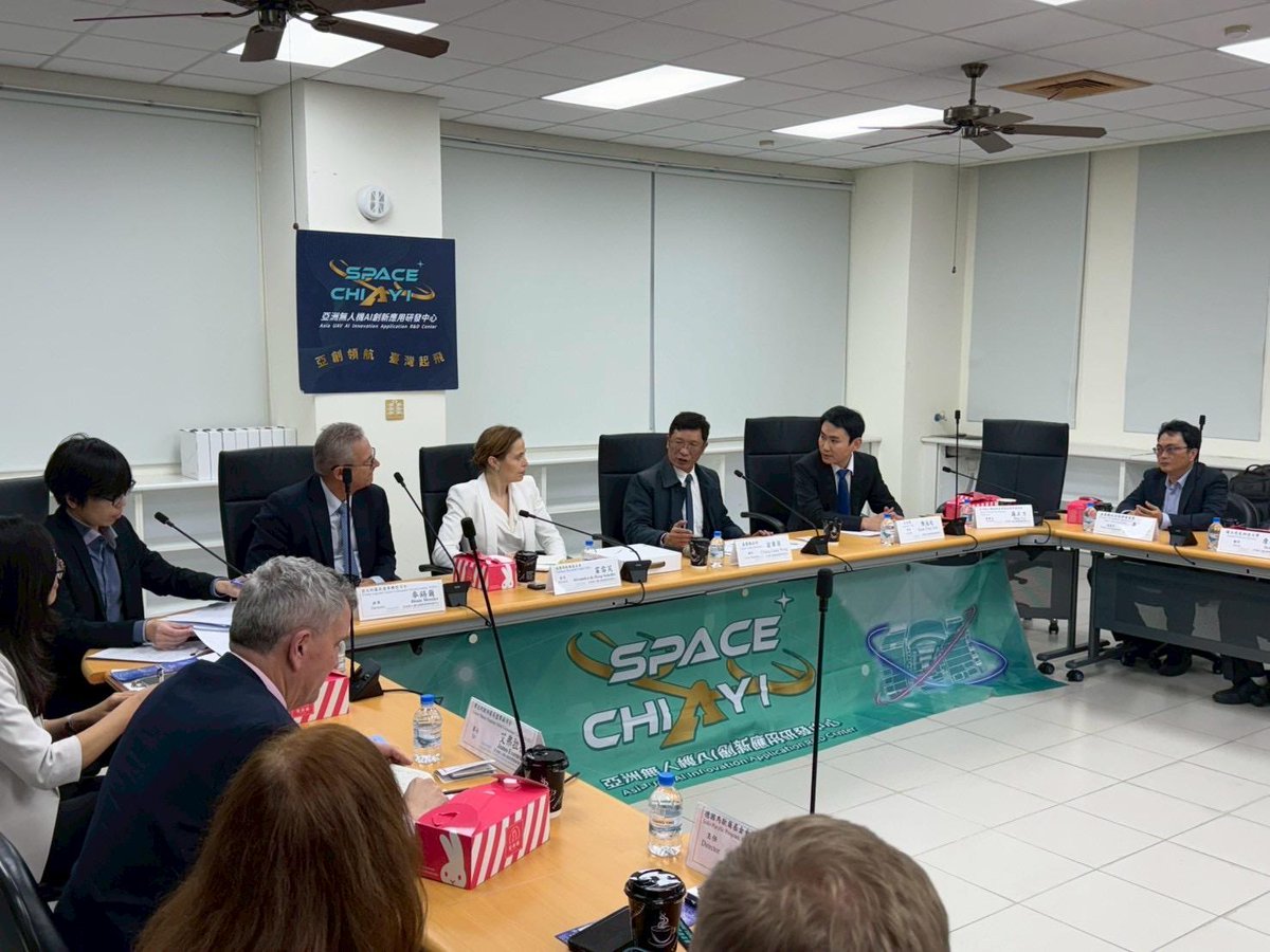 Alexandra de Hoop Scheffer tweet media