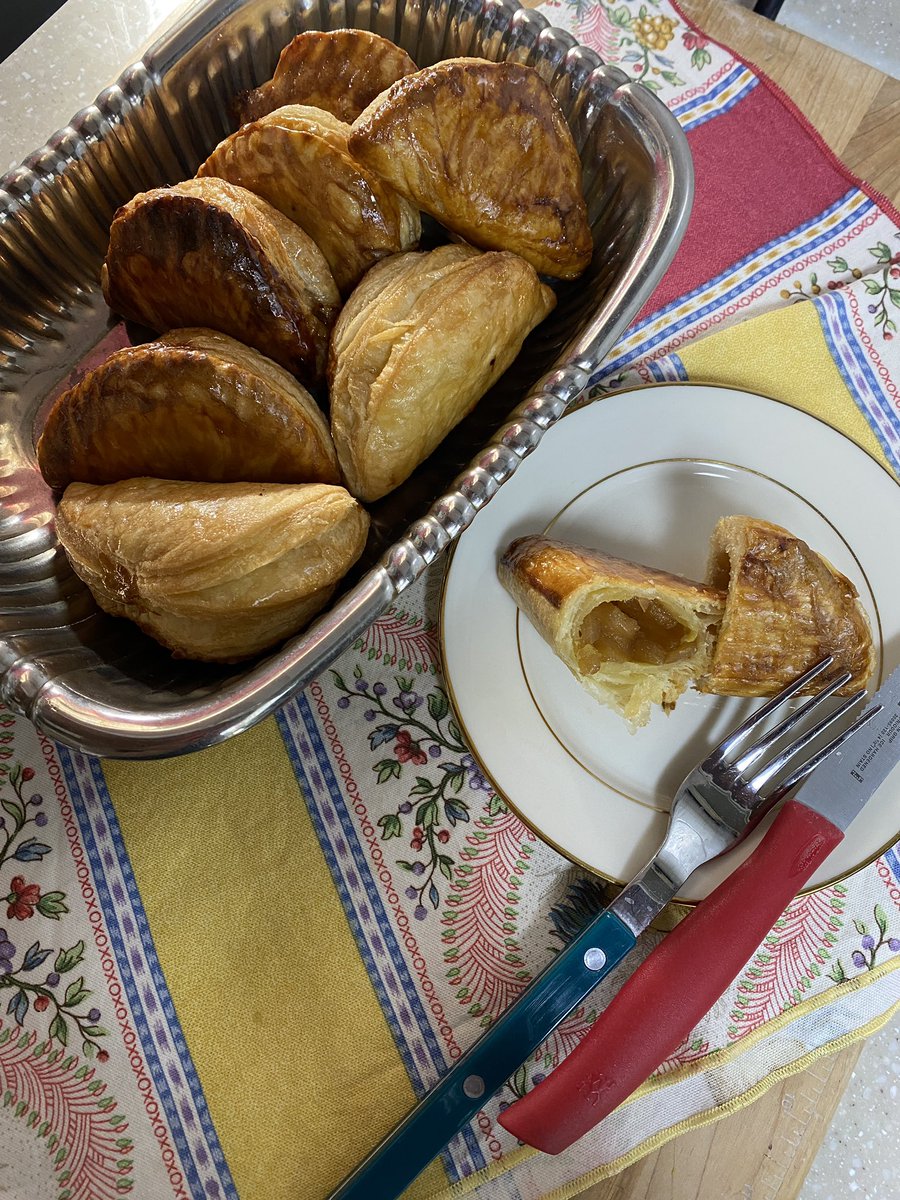 ohappy419's tweet photo. 버터반죽 하기에 좋은 부엌 온도다
사과졸여 넣고 사과슬리퍼 chausson aux pommes
만들었다 
버터와 시나몬 들어간 사과 향기가 
집안을 따뜻하게 한다 https://t.co/SzFUr23x9h
