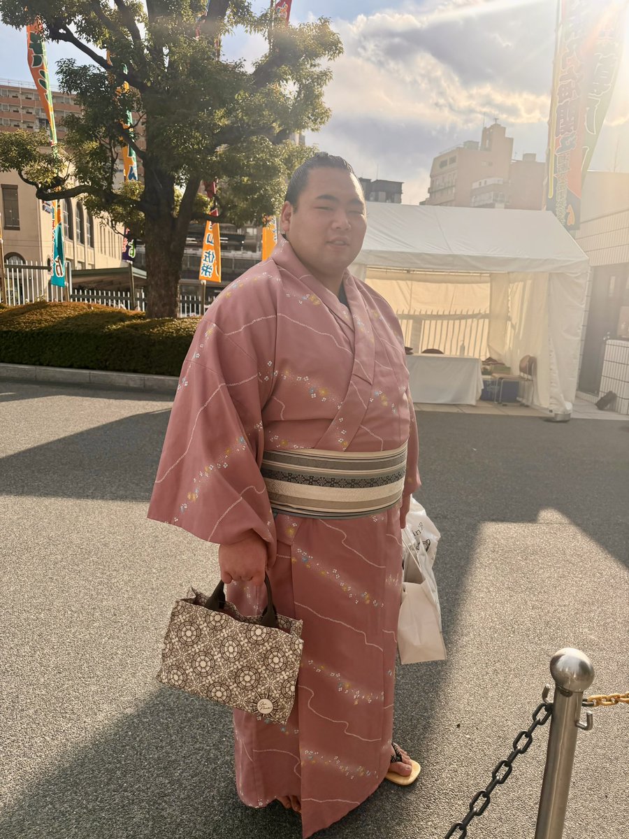 yosahachi's tweet photo. 国技館であーさ監修グッズを持っている力士さんがいました😆
お写真撮らせて頂きました
錣山部屋の御雷山さんです。
#朝美絢  #力士　#国技館
#大相撲 https://t.co/06fUfViS0u