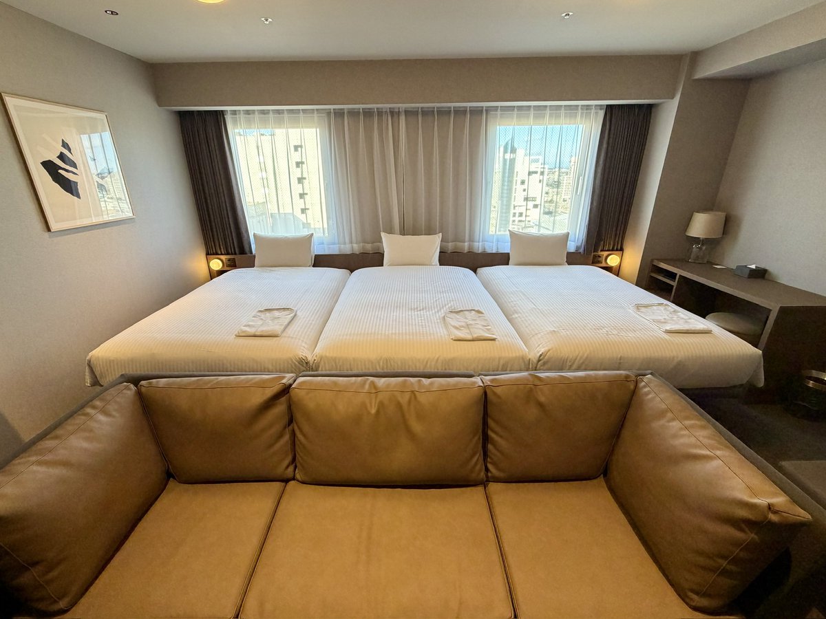 matsuzawaakira's tweet image. 宇都宮駅前にオープンした『ザ ノット』ってコスパ最強ホテル。

モダンでおしゃれなインテリアに、地元の食材を活かした本格イタリアン。併設のベーカリーで焼きたてパンの朝食も優雅すぎるのに一泊のお値段は…