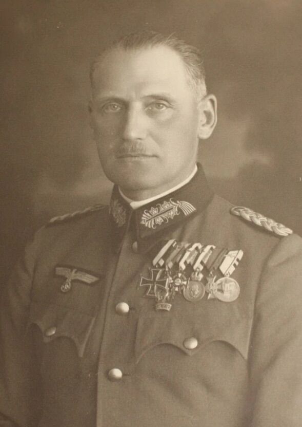 この方も同じオーストリア軍出身者で、また、右から2番めのは以前挙げ