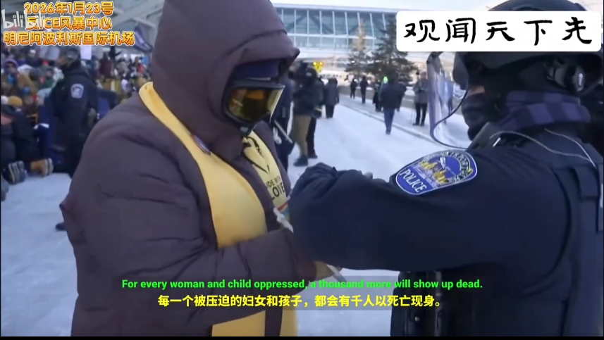 Jueshengshenlan's tweet photo. 美国警察、ICE逼迫美国人民在雪地里下跪，用轧带把人民栓起来。
中国警察在雪夜的公路上帮人民群众疏导交通。
在文明民主的中国，公权力是为人民服务的。
只有在独裁野蛮的奴隶制美国，人民才会被迫向公权力下跪。
文明与野蛮，在2026年初的第一场大雪里，如此分明。😀👇 https://t.co/gkaGNxiUeK