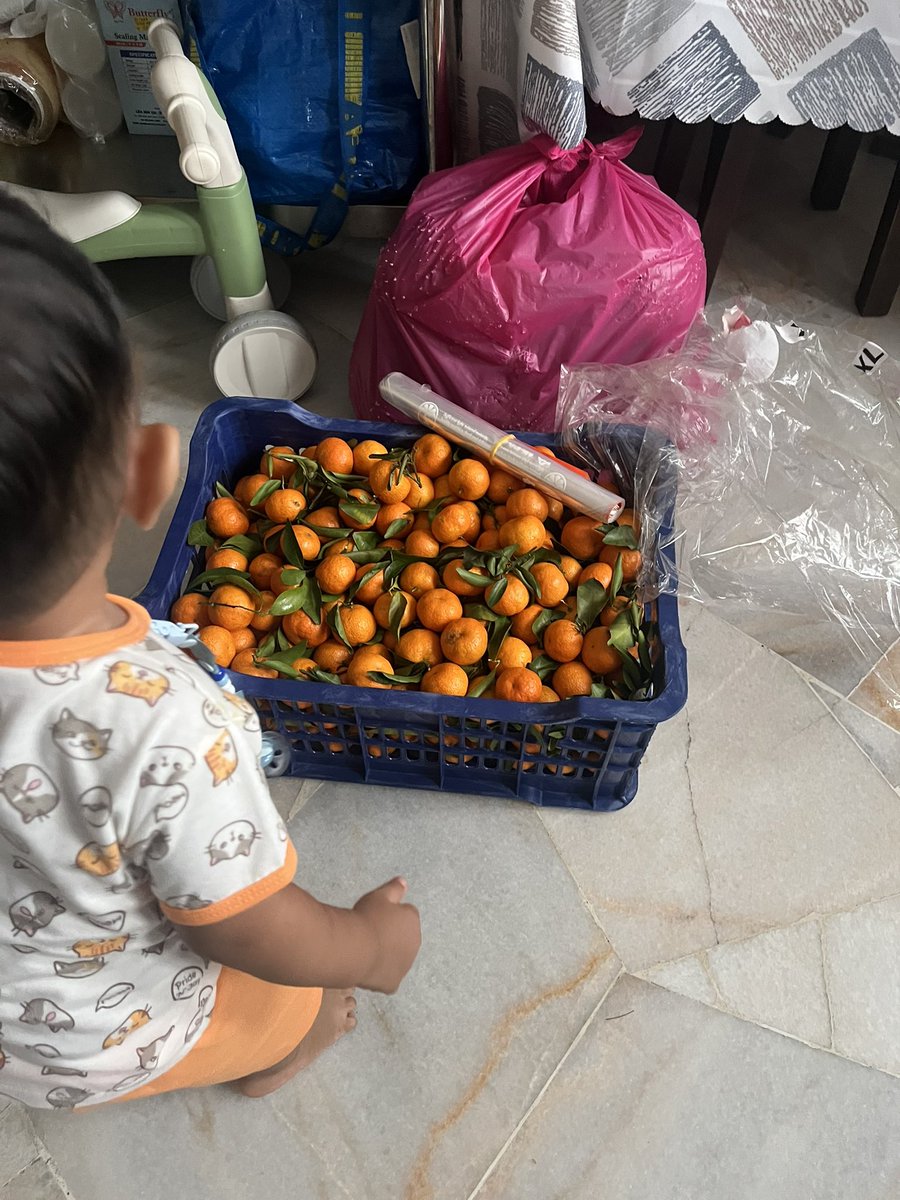 Cucu ye nak makan buah limau, sebagai atok yang baik dan disayangi oleh cucu ye maka 1 bakul terus atok ye beli 🤣. Tak sayang jugak dekat atok tak tahu laa 😂😂.
