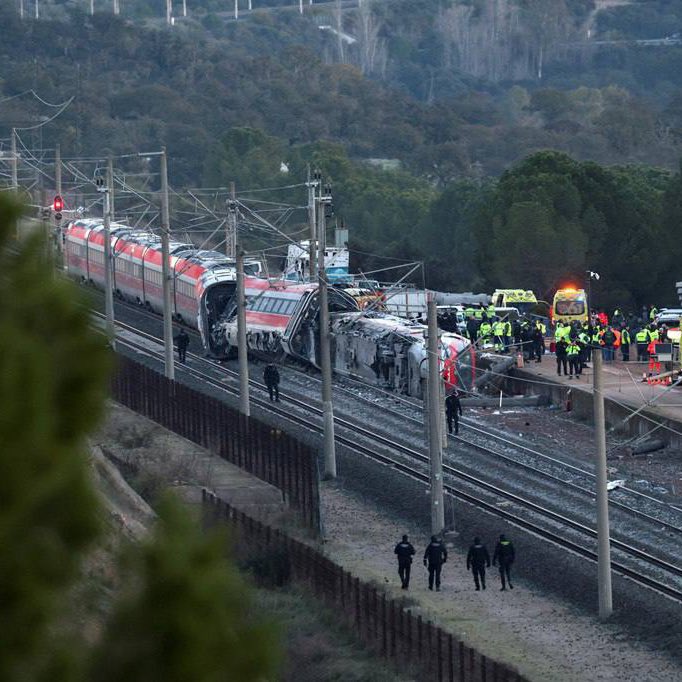 GlobeEyeNews's tweet image. Spain sees 4 train crashes in just 5 days.