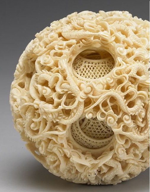 北京の故宮博物院で見た象牙多層球も凄まじかった。透かし彫りの象牙の
