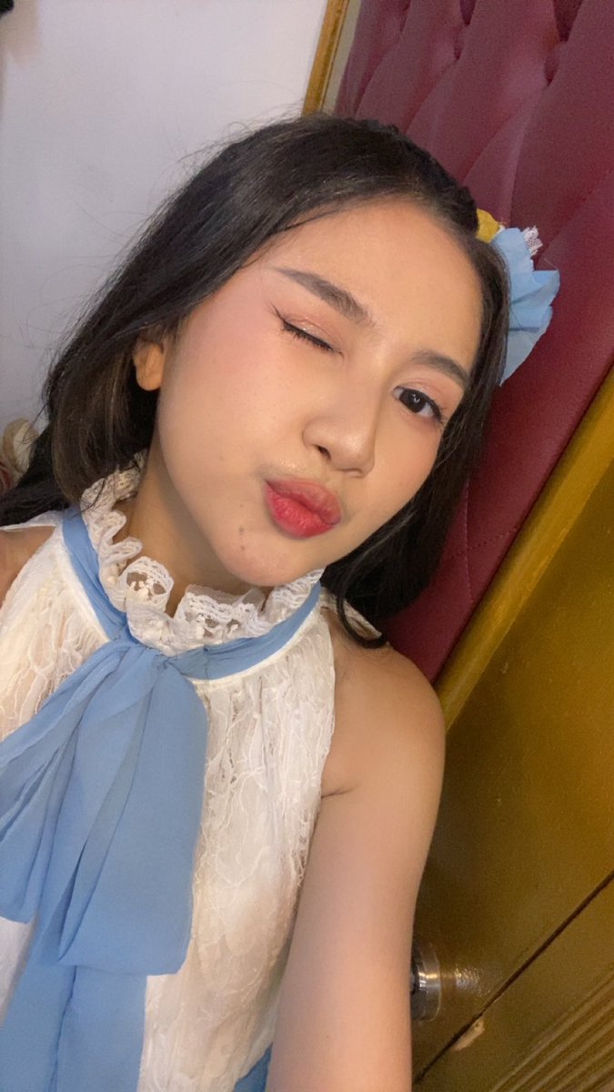 omoo percik kecil.. bangga bgt terharu bgt bisa dapet unit song iniii 🥹🫶 bersyukur nya berkali kali lipat karena aku sesuka itu dgn lagu nya!! ga expect bgt jujur.. terimakasi untuk management yg sudah memberikan kepercayaan untuk aku membawakan lagu ini ❤️ hope u like it guys!