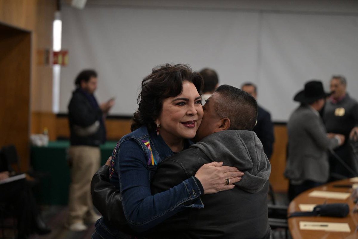 IvonneOP's tweet image. Desde la #BancadaNaranja, cuentan con nuestro total apoyo las y los alcaldes de @MovCiudadanoVer que están luchando contra el régimen en el estado.

No están solos y nunca lo estarán.