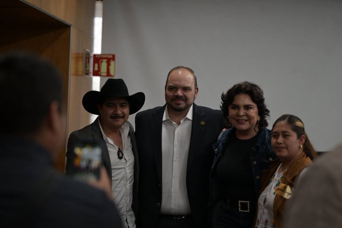 IvonneOP's tweet image. Desde la #BancadaNaranja, cuentan con nuestro total apoyo las y los alcaldes de @MovCiudadanoVer que están luchando contra el régimen en el estado.

No están solos y nunca lo estarán.