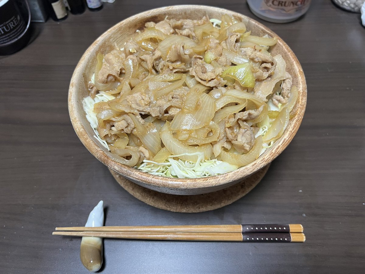 Muko007's tweet photo. 2026年1月24日🗓️
おはよーございます☺️
2026年初投稿、というより久々の投稿です！
今年も健康第一でいきます！
朝昼兼用ごはん🍚
生姜焼き丼🥢
伝説のすた丼みたいなビジュアルになりました笑🤣
お腹空いた🤤いただきます🙏
#ムコめし #ご飯記録 #生姜焼き丼 #料理好きな人と繋がりたい https://t.co/ZacIdm78IM