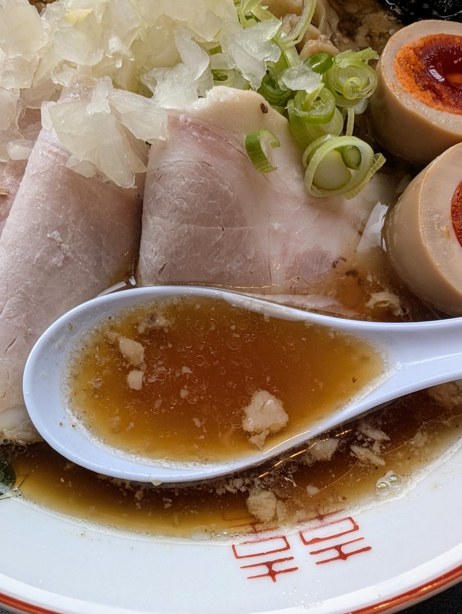 MERRICK13robu's tweet photo. 本日は秋田市にあるラーメン屋へ🍜
【 RAMEN TOKI 】

・TOKICHAN RAMEN

tp
・特製トッピング
(チャーシュー2枚、味玉、海苔2枚)

#秋田市ラーメン
#RAMENTOKI
#ラーメントキ
#TOKICHANRAMEN
#トキちゃんラーメン
#特製トッピング
#チャーシュー
#味玉
#海苔
#平打ち麺
#中太ちぢれ麺
#自家製麺 https://t.co/MfHdLqeQBB