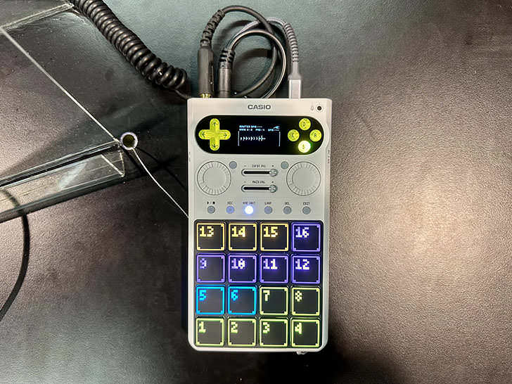 ICON_jp's tweet image. カシオからゲーム機のようなデザインのサンプラー、「SX-C1」が登場…… マイクやスピーカーも内蔵、USBからのサンプリングにも対応 - ICON icon.jp/archives/27298