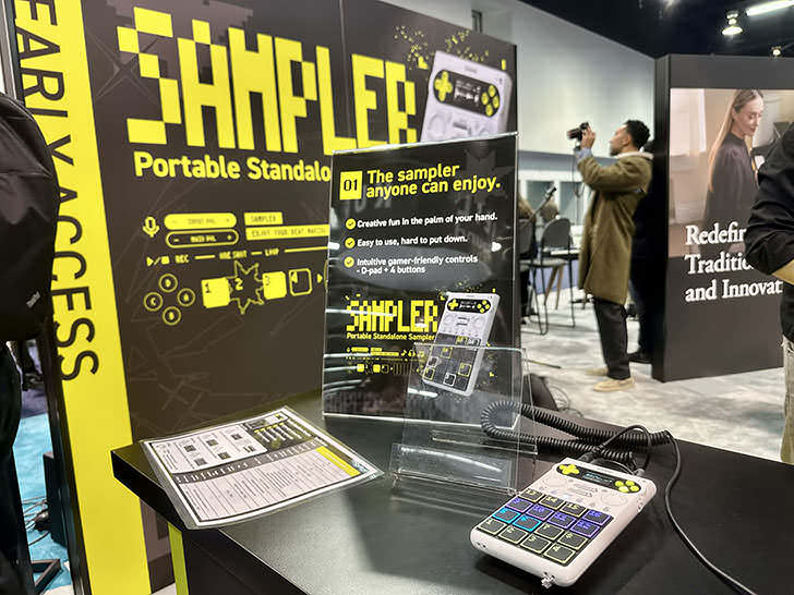 ICON_jp's tweet image. カシオからゲーム機のようなデザインのサンプラー、「SX-C1」が登場…… マイクやスピーカーも内蔵、USBからのサンプリングにも対応 - ICON icon.jp/archives/27298