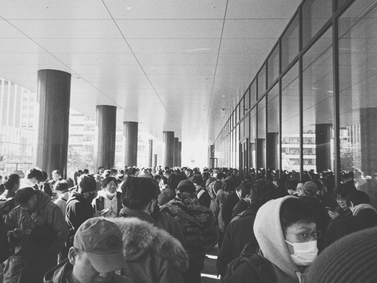 info059's tweet image. VShow 빨리 오길 잘했네. 
줄이 엄청 길잖아.