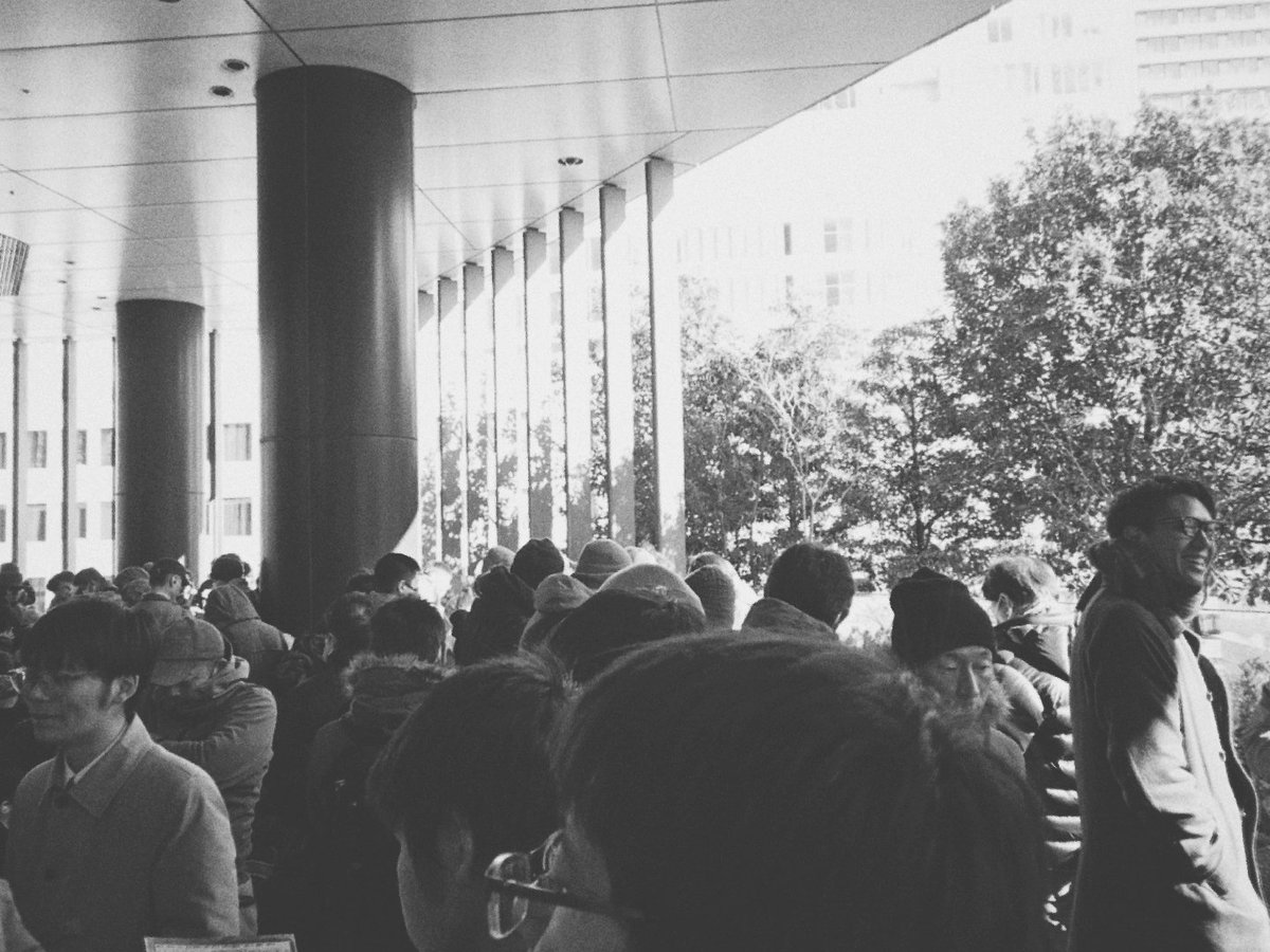 info059's tweet image. VShow 빨리 오길 잘했네. 
줄이 엄청 길잖아.