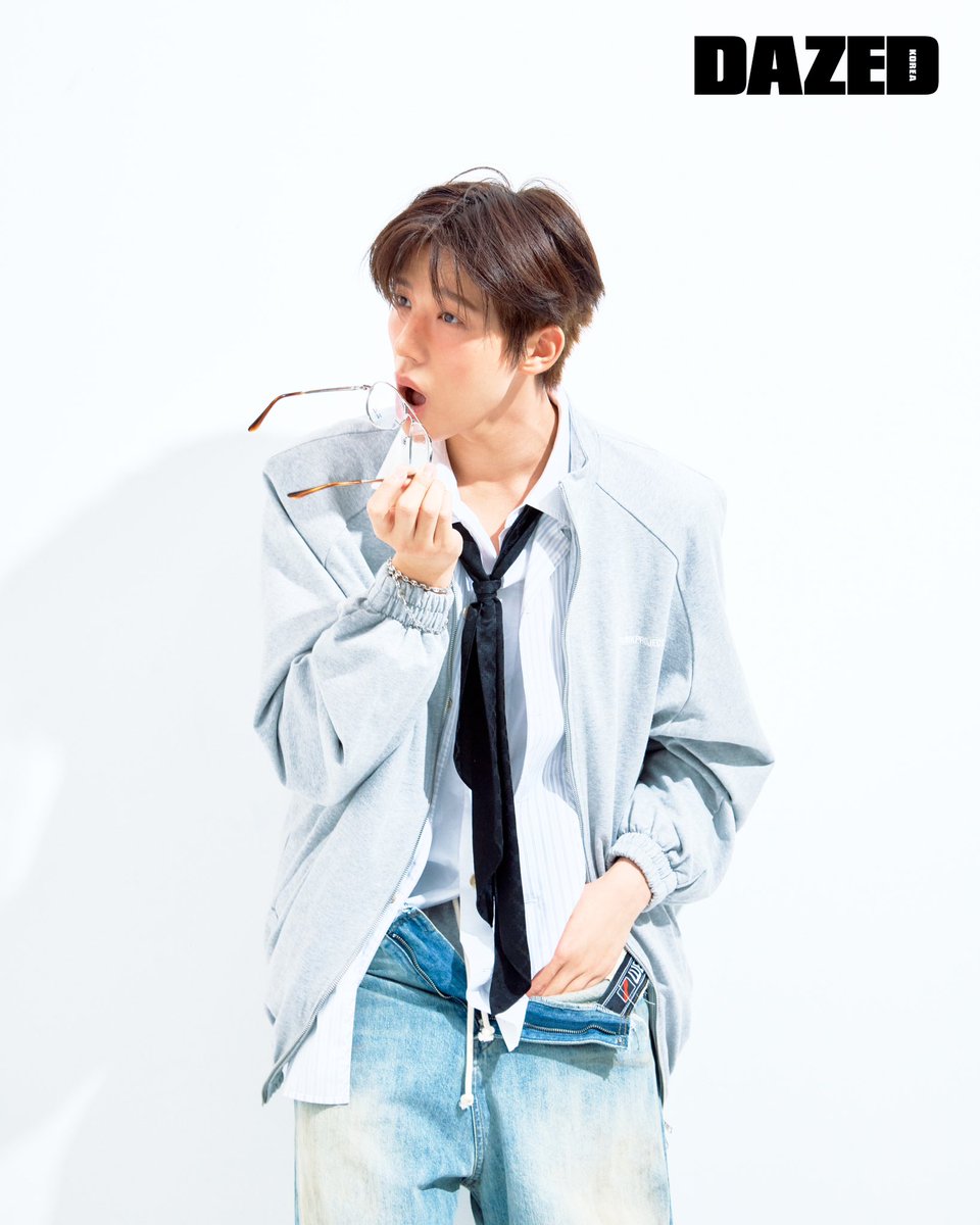 DazedKorea's tweet photo. He Knows

문상민의 시간은 멈칫할 줄 안다. 감정을 앞세우기보다 장면 속에 조용히 스며들고, 말보다 눈빛이 먼저 이야기를 건넨다.

Discover more in <DAZED> KOREA FEBRUARY 2026 issue. https://t.co/ngB9heCb67