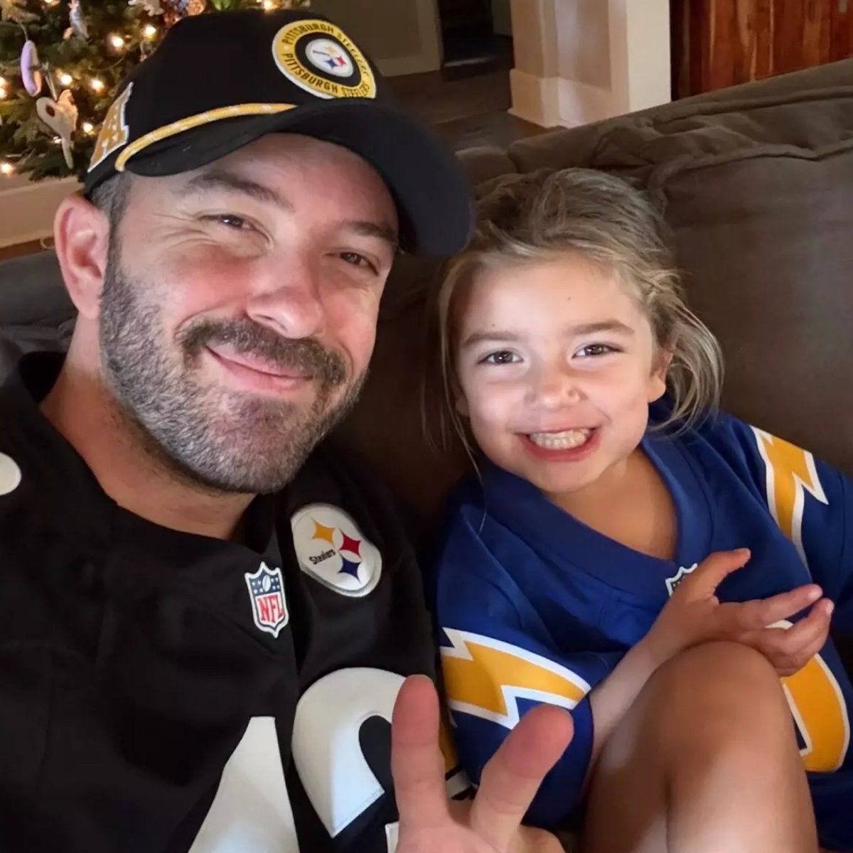 BoLoudon's tweet image. 🚨BREAKING: This viral 4-year-old girl is now facing death threats after being called a “b*tch” by “rapper” Cardi B for making NFL predictions, per the LA Times.

Cardi B’s jealousy of @NICKIMINAJ has made her completely unhinged.

Pray for 4 year old Reese!🙏

Follow: @BoLoudon