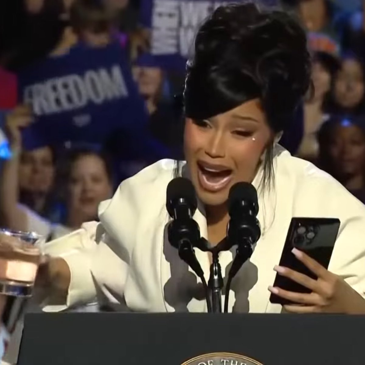 BoLoudon's tweet image. 🚨BREAKING: This viral 4-year-old girl is now facing death threats after being called a “b*tch” by “rapper” Cardi B for making NFL predictions, per the LA Times.

Cardi B’s jealousy of @NICKIMINAJ has made her completely unhinged.

Pray for 4 year old Reese!🙏

Follow: @BoLoudon