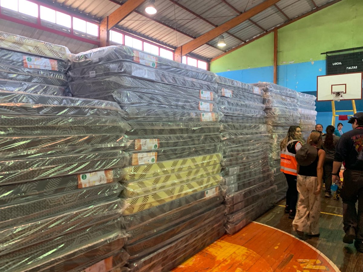 ¡Continuamos entregando apoyo a las personas afectadas por #IncendiosForestales! Esta jornada #Senapred dispuso de cientos de artículos en la comuna de #Penco, destinados a las comunidades afectadas por la emergencia.