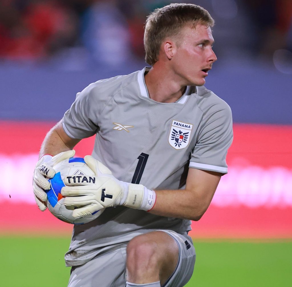 AnthonyKyaw's tweet image. If you watched Panamá v México game last night, you might notice Panamá’s blond goalkeeper.

His name is JD Gunn. He was born and raised in Panamá to an American family. 

Besides soccer, the 6’6 keeper has also represented Panamá in basketball. This is his story 🇵🇦🇺🇸