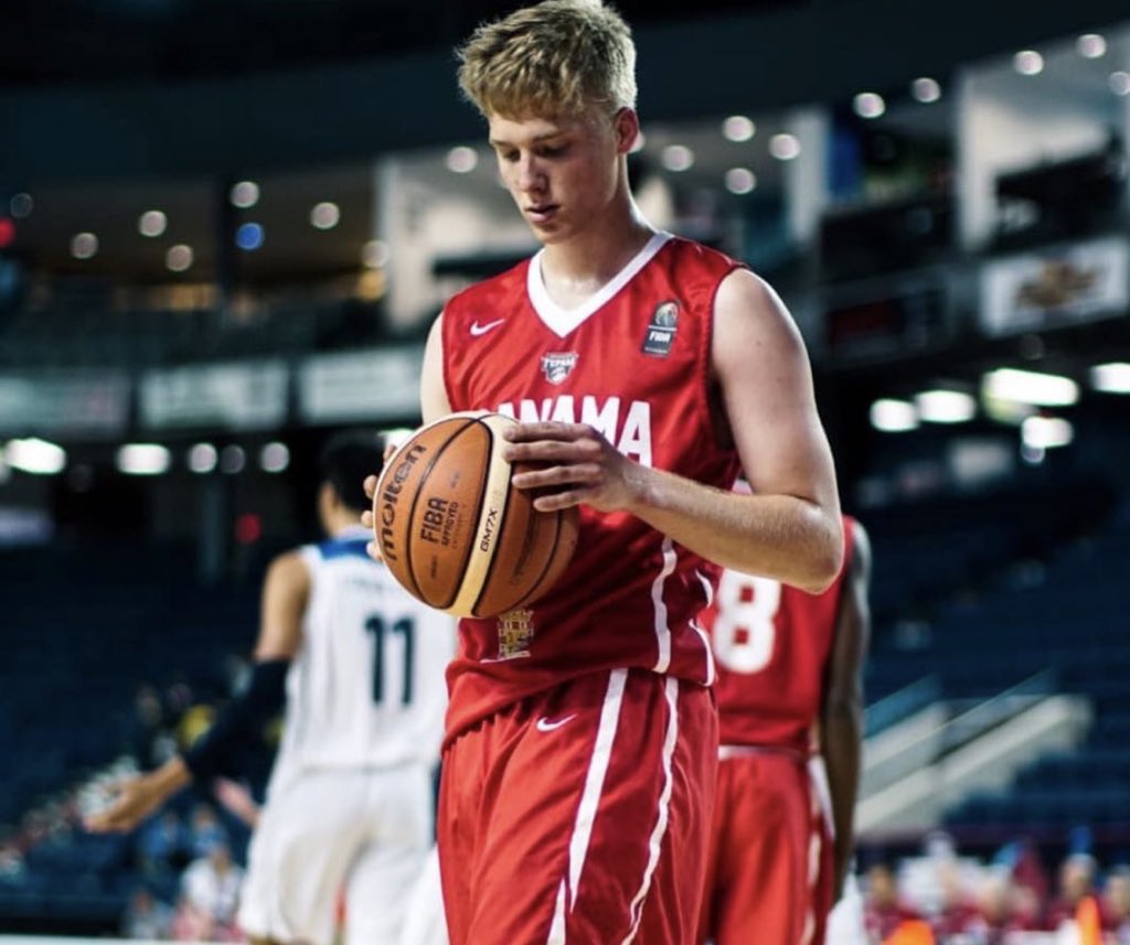 AnthonyKyaw's tweet image. If you watched Panamá v México game last night, you might notice Panamá’s blond goalkeeper.

His name is JD Gunn. He was born and raised in Panamá to an American family. 

Besides soccer, the 6’6 keeper has also represented Panamá in basketball. This is his story 🇵🇦🇺🇸