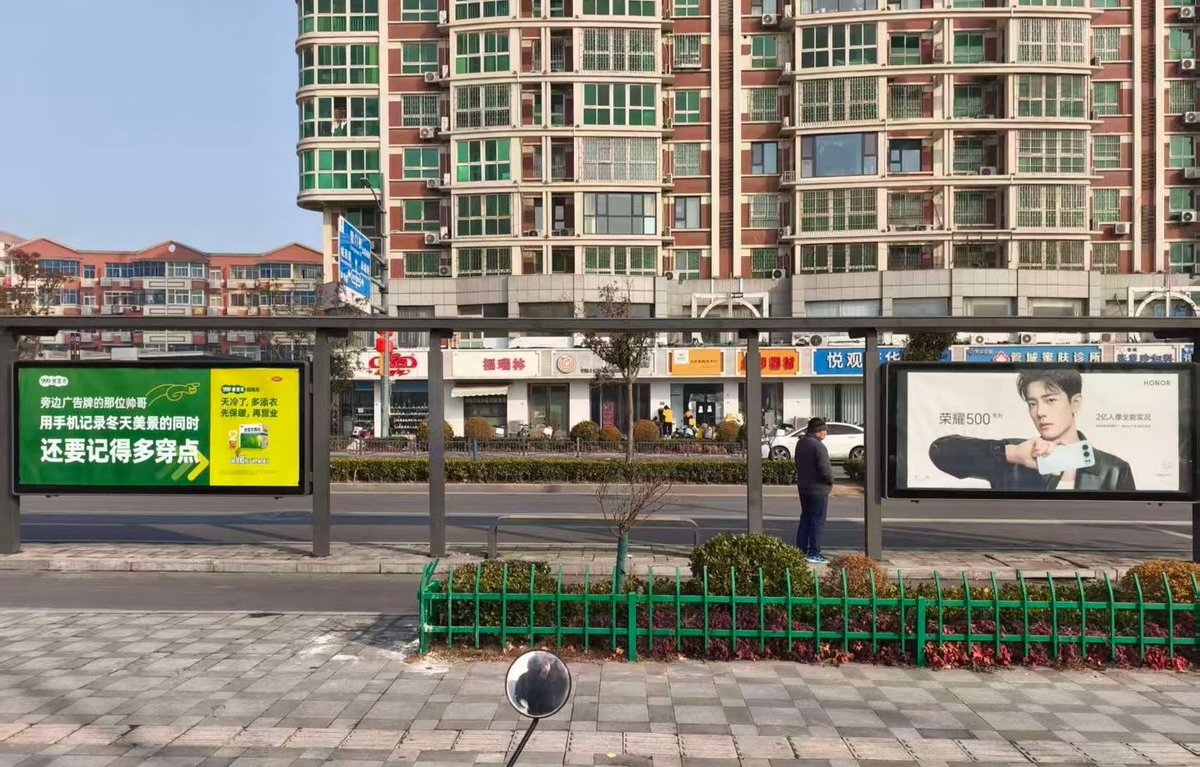 天才か？！とある風邪薬メーカーがジャンジャンの広告の隣のスペースを買って「隣の広告看板に写っているイケメン、スマホで冬至の美しい景色を記録するとき、ちゃんと厚着するのも忘れないでね」という広告を出した🤣