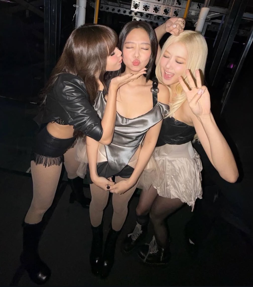 spinorbinmusic's tweet photo. Lisa with ROSÉ and Jennie backstage at BLACKPINK’s Deadline World Tour ✨🖤
Queens together, always iconic 💫🔥
#LISA #ROSÉ #Jennie #BLACKPINK #DeadlineWorldTour #Backstage #GlobalIcons https://t.co/ZVUF4yMs5r