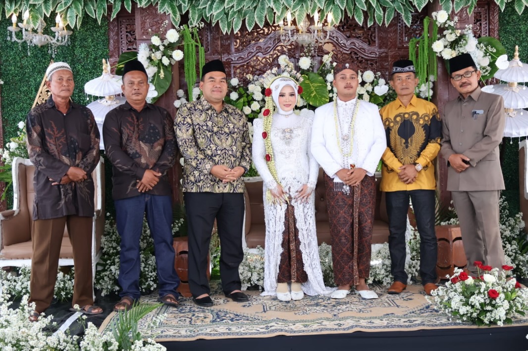 Menghadiri undangan pernikahan di Nglawiyan, menjadi saksi nikah Mbak Princess Haris Maulidya putri Bapak Suhari (Kapolsek Todanan) dan Ibu Waris Rahayuningsih dengan Mas Rozak Atilla Khoirul Yoga putra Bapak Parmin dan Ibu Jumiah yang dilaksanakan di Nglawiyan, Karangjati.