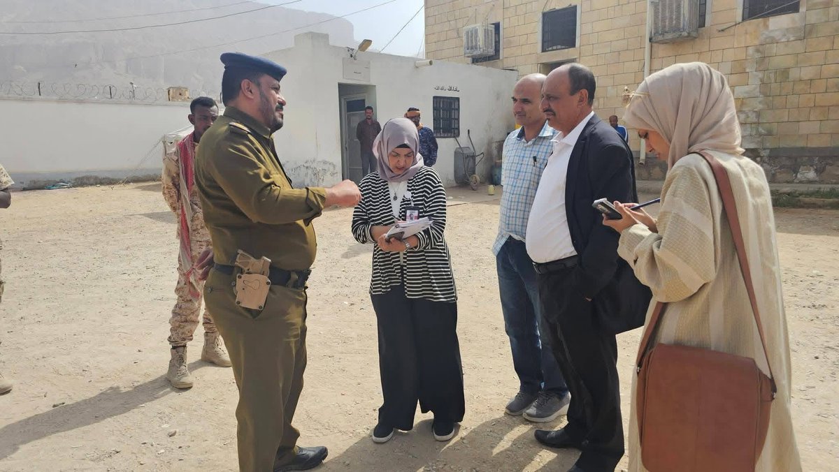 RashidMaarouf's tweet photo. لجنة حقوق الإنسان وصلت حضرموت وباشرت عملها في توثيق انتهاكات حقوق الإنسان، وجرائم الإمارات تتوثّق وعلى لسان المتضررين أنفسهم، اللعبة انكشفت، والعقوبات أصبحت أقرب من أي وقت مضى، أيام قليلة وتصدر العقوبات الدولية ضد الامارات ومن المتوقع أن يتم إدراج ضباط إماراتيين وقيادات يمنية كانوا موالين لها على قوائم العقوبات الدولية، هذه هو اللعب صح، كش ملك، انتهى..