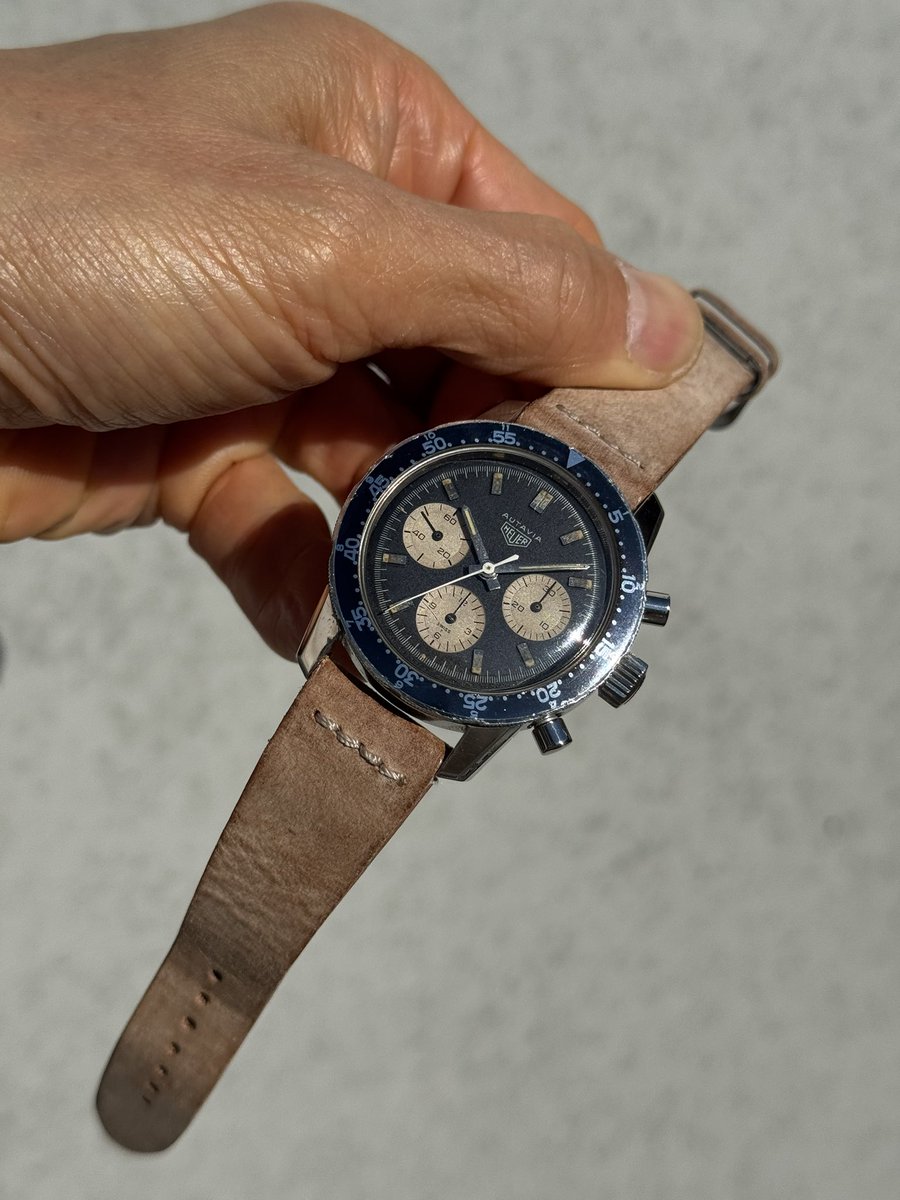 xsO3OrwmhjDFlXJ's tweet image. おはようございます☀

陽射しが強くても寒いですね❄️

ヴィンテージ日和なので昔のホイヤーの逆パンダ着けます🐼
#heuer #autavia #valjoux72