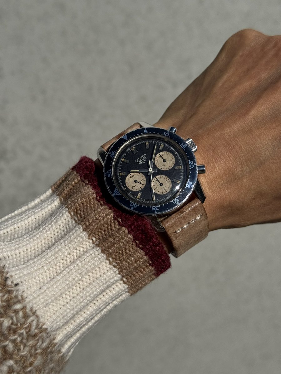 xsO3OrwmhjDFlXJ's tweet image. おはようございます☀

陽射しが強くても寒いですね❄️

ヴィンテージ日和なので昔のホイヤーの逆パンダ着けます🐼
#heuer #autavia #valjoux72