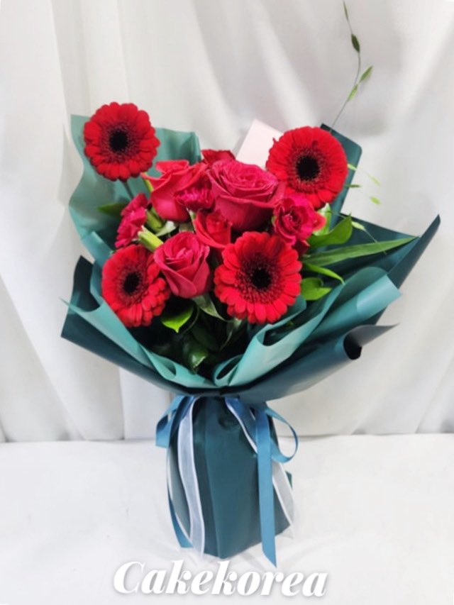 cakekorea's tweet photo. みずみずしい生花の花束💐今回はクリスマスに俳優백지원様にお送りしたお花をご紹介いたします。
お届先との連絡、発注、完成写真報告に至るまで日本人スタッフが丁寧に対応👍韓国スターへの差し入れはCAKEKOREAまで🎵

お問合はLINE☞https://t.co/yT0ihSwDbx  
製作事例☞  https://t.co/QH3R56Xmru https://t.co/41rtauESrH