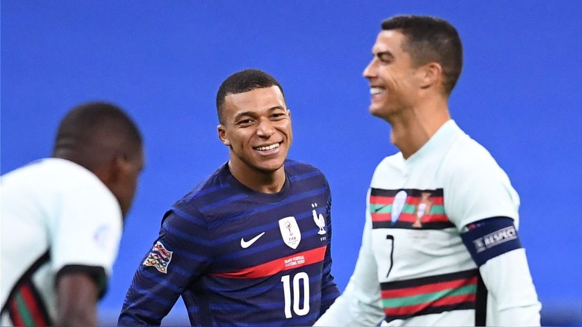 VSportsTM's tweet image. "Para mí ya es tarde para hacer una carrera como la de Messi. Me habría tenido que quedar en Mónaco. Sin quitar ningún mérito a Messi, tengo que inspirarme sí o sí en la carrera de Cristiano".

✍️Kylian Mbappé.