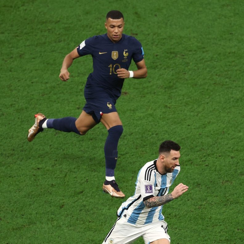 VSportsTM's tweet image. "Para mí ya es tarde para hacer una carrera como la de Messi. Me habría tenido que quedar en Mónaco. Sin quitar ningún mérito a Messi, tengo que inspirarme sí o sí en la carrera de Cristiano".

✍️Kylian Mbappé.