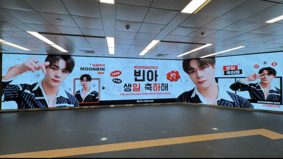 Katoonie's tweet image. Bin-ahh…I miss you this much 💜
#LoveyoutotheMOONBIN 
#MOONBIN #문빈 #아스트로 #ASTRO