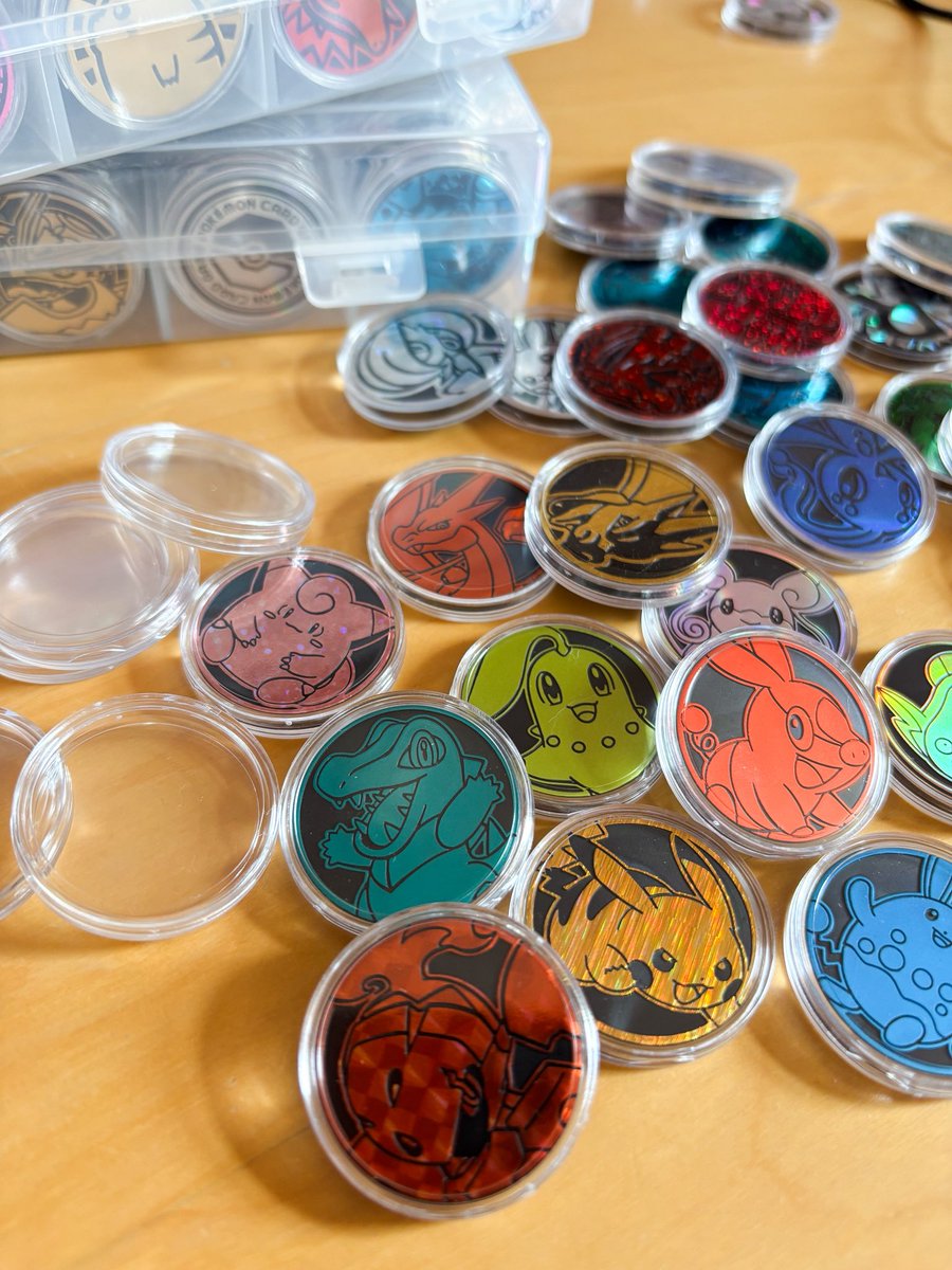 ディスプレイ用の #ポケモンコイン はコインカプセルに入れています。今回の11枚を追加して作業完了。  もともとはPFTさんで飾ってもらうために用意したんですが、今はケースで待機してます。何枚かは不足してますが、こちらのセットもだいたい揃ってます。