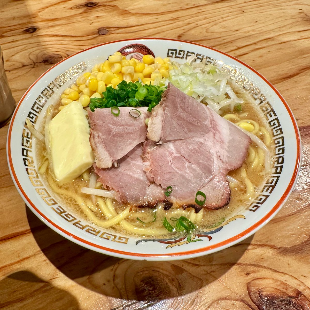 bluekitten228's tweet photo. ラーメン会今年1回目🍜
花小金井の麺尊RAGE RENEGADES
内外装綺麗でまずそこにテンション上がってた。
限定メニューの味噌バターコーンラーメンをオーダー。
ギルティな物が左側に浮かんでたけどいつの間にか消えてたから錯覚だった。…と処理。
発券機もキャッシュレス決済だから気軽に来やすい！ https://t.co/zYeHBGAJq8