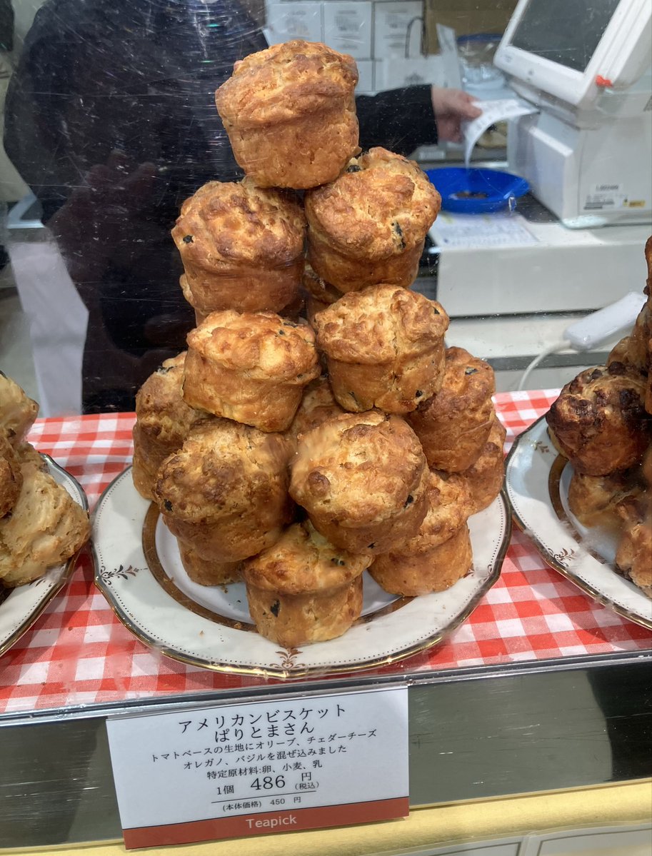 ティーピックのアメビス積みすぎ案件🤭
程よい塩気がたまらない😍スコーンのようでスコーンじゃない！積みすぎてもすぐ無くなる人気者ですよ！激推し👊
#浦和伊勢丹　#スコパ　#アメビス　#mi_b #伊勢丹PR