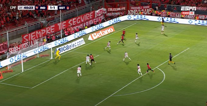 Explicame cómo hicieron toda una pretemporada juntos y el extremo todavía no sabe dónde tirarle el centro al 9. Explicámelo por favor