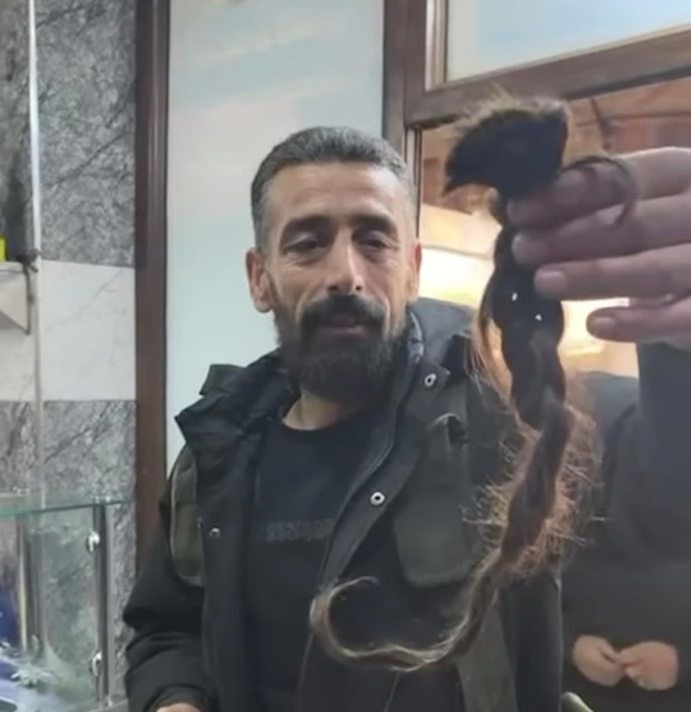 الصورة الأولى لشاب سوري يحمل خصلة شعر غير حقيقية، قالوا إنها لمقاتلة كردية وصرعوا رأسنا بها.

الصورة الثانية لقسدي يفتخر بتصفية 21 معتقل ويأخذ سيلفي معهم، الصورة حقيقية ولكن لم يتكلم عنها أحد!