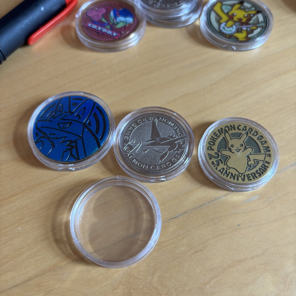 コインカプセルは硬貨コレクション用に作られたもので、サイズが色々あります。国内でもメタルのコイン は少し大きい傾向があり、大きいサイズのものに入れてます。海外のジャンボコインは入りませんが、Lサイズコインまではカプセルのサイズを揃えています。