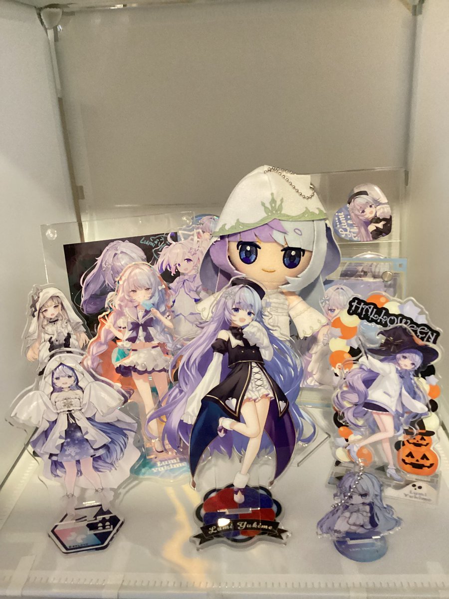 さっき冬コミとハロウィンのグッズ届いたので並べてみたよ 冬コミの