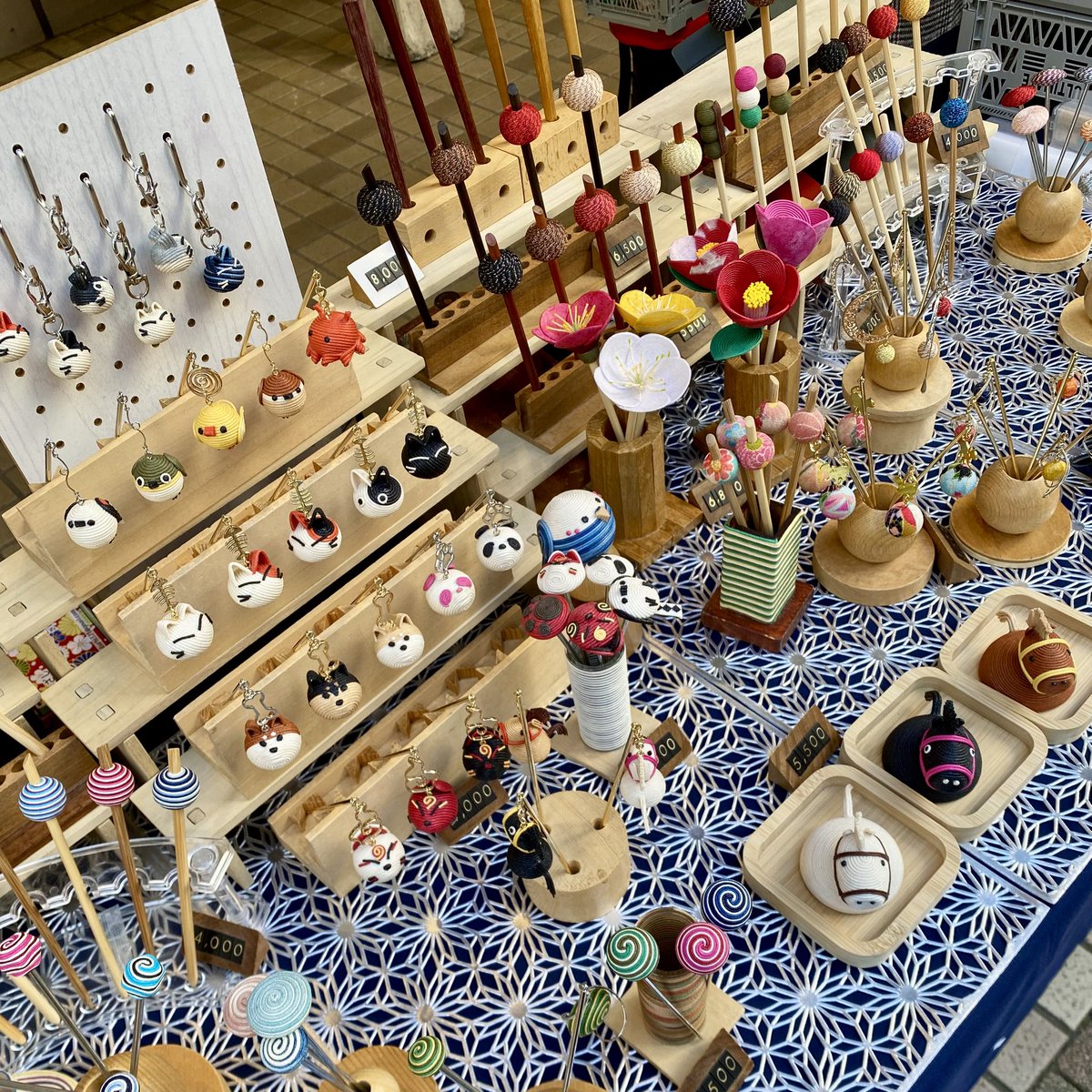 本日1/24は
御徒町駅南口松坂屋駐輪場軒下
『シタマチ．手づくり市』で
18時頃までかんざし並べてます！
お近くにお越しの際は是非ぜひ
御御足お運びくださいませ♪
ふうせん蔓拝