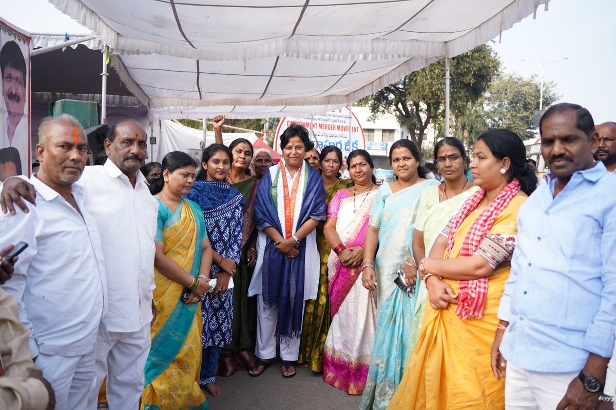 WithKotaNeelima's tweet photo. కంటోన్మెంట్ బోర్డును #GHMC లో విలీనం చేయాలనే డిమాండ్ తో కంటోన్మెంట్ ఎమ్మెల్యే శ్రీ గణేష్ గారు కార్ఖానాలోని అంబేద్కర్ విగ్రహం వద్ద చేపట్టిన రిలే నిరహార దీక్షకు మద్దతుగా టిపీసీసీ వైస్ ప్రెసిడెంట్ డా. కోట నీలిమ గారు సంఘీభావం తెలిపారు. #Contonment #Hyderabad @revanth_anumula https://t.co/zhLP4gEupE