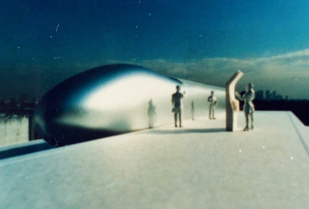 mambon's tweet image. 日大芸術学部美術学科(現デザイン学科)インダストリアルデザイン専攻だったパラダイス山元の卒業制作「近未来の特急列車」(1987年)が、30年以上の時を経てマルパクされ実車になり池袋を出発、江古田の日芸の裏を走行することになろうとは！☺️💦
#西武 #西武鉄道 #Laview #001系 #ラビュー