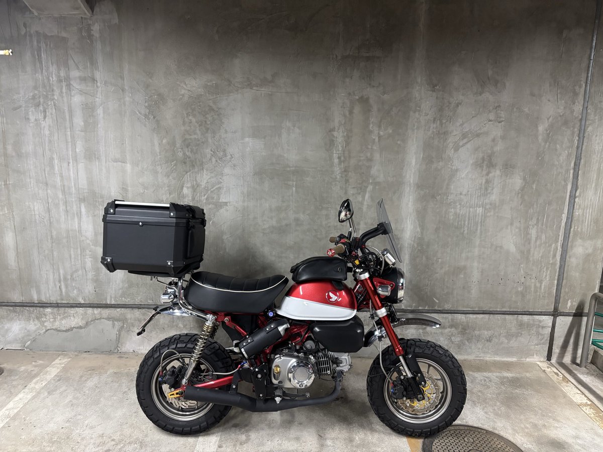 kani_02_mm's tweet photo. 納車されてから現在まで。
純正が可愛いからカスタムする必要無いと思ってたけど…笑
マフラーは色々試した結果リアライズに落ち着きました🙂↕️
同僚からはハンター買った方が良かったんじゃ?と言われる始末😂
自分で買ってきたお土産と甘くないコーヒーを添えて。
#モンキー125
#jb02 https://t.co/5jgGd3qxZv